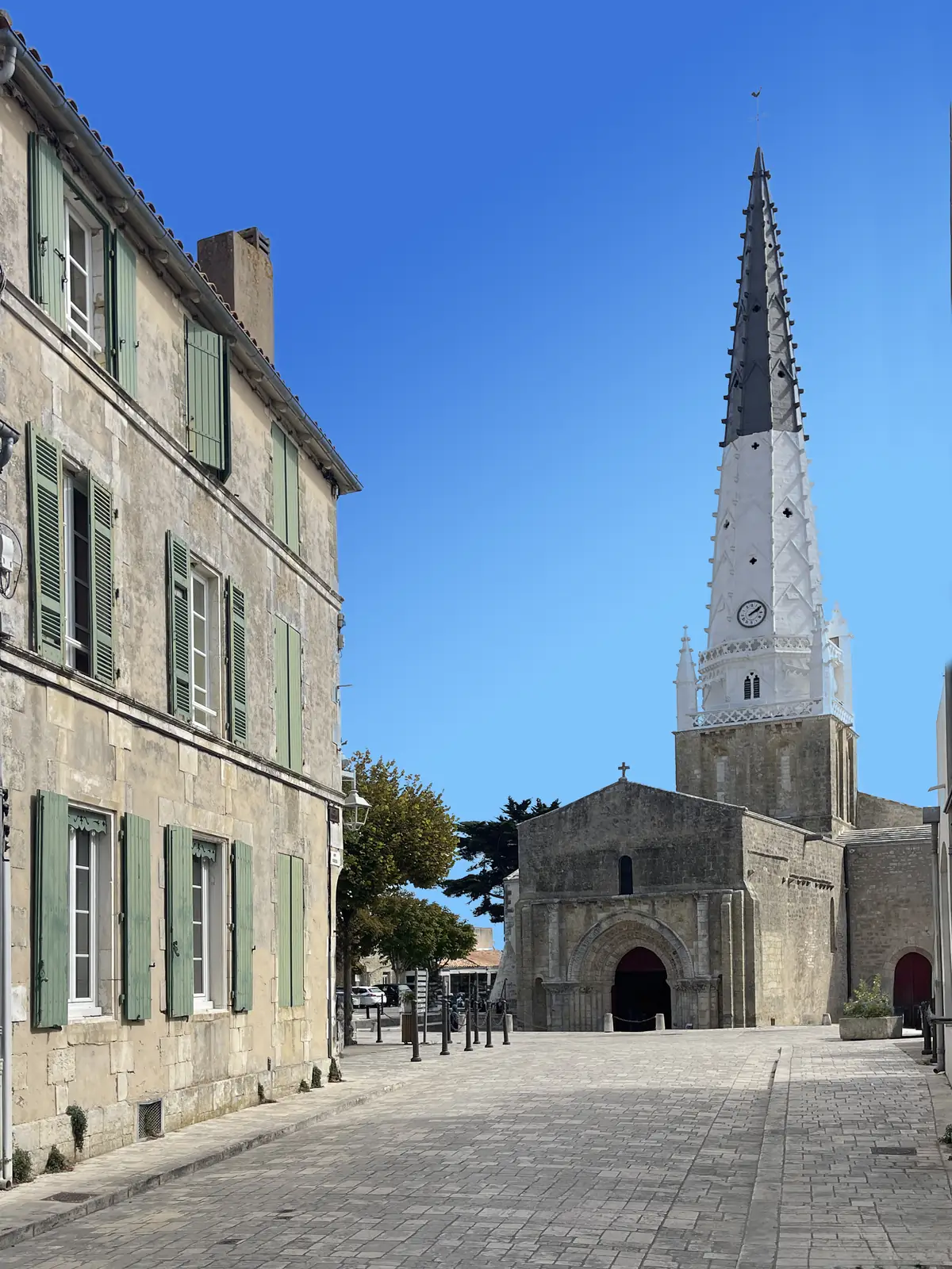 The black-and-white steeple of Ars-en-Ré seen from the church square