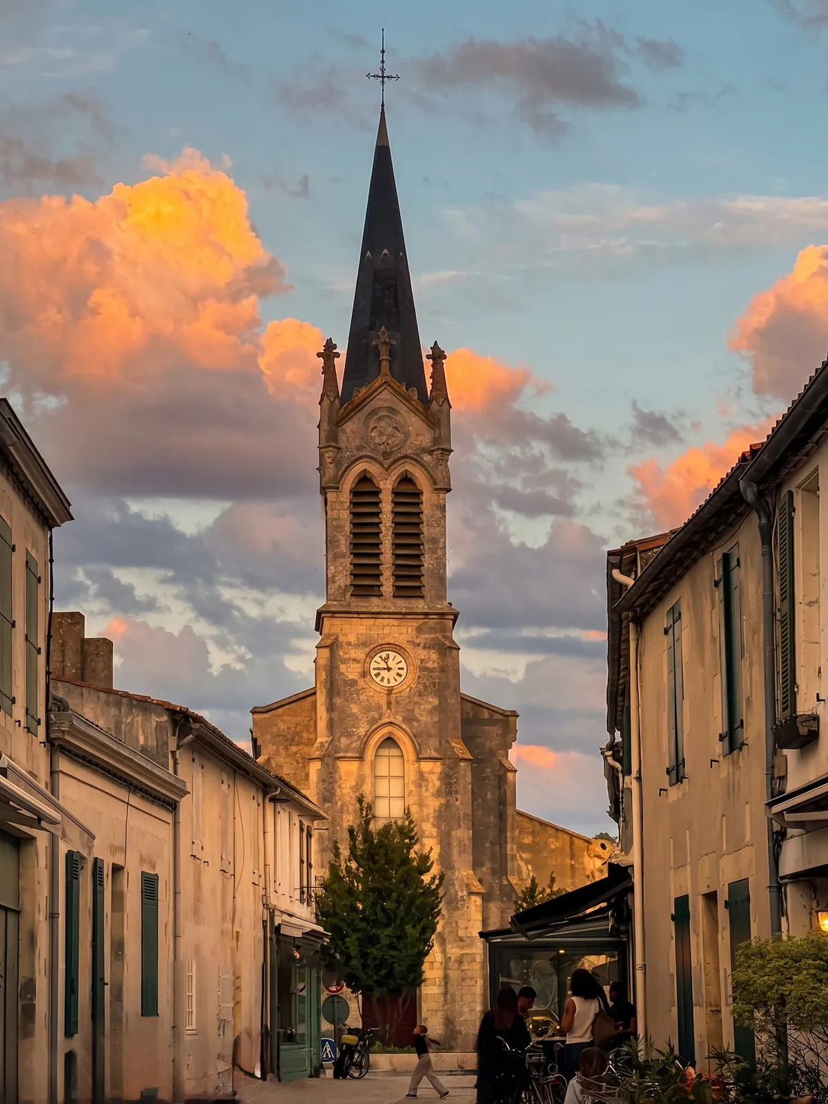 The church of La Couarde-sur-Mer at sunset