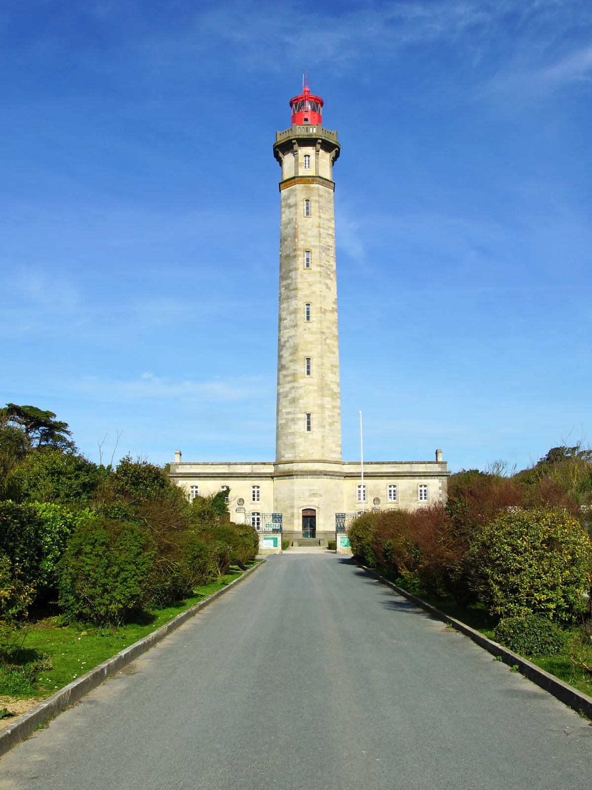 The avenue leading to the Phare des Baleines lighthouse in Saint-Clément-des-Baleines