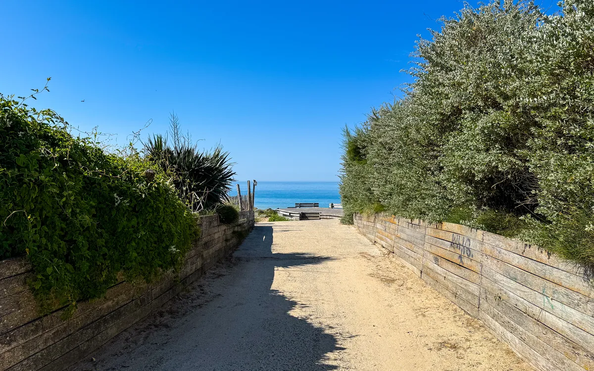 The path to Peu Ragot beach at La Couarde-sur-Mer