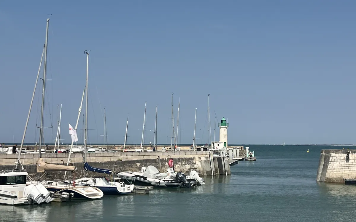 La Flotte harbour, sailing boats and the green pier lighthouse