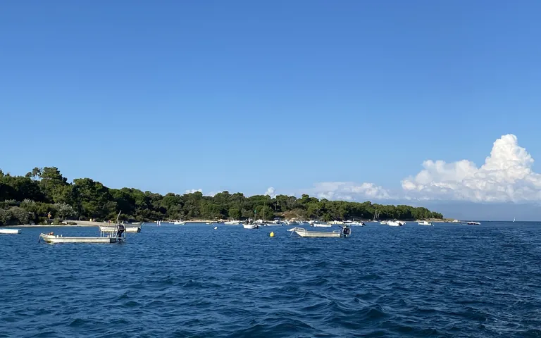 Trousse-Chemise beach at Les Portes-en-Ré, boats at anchor