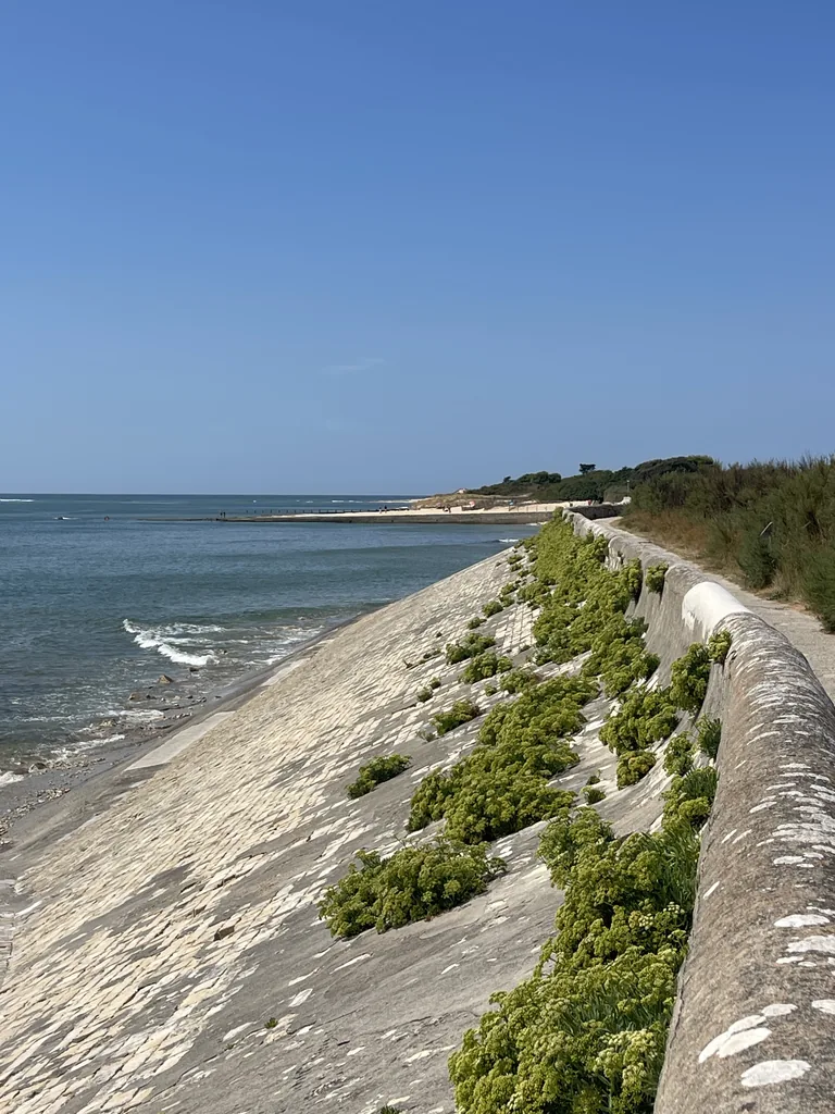 The sea wall and the sea at Ars-en-Ré