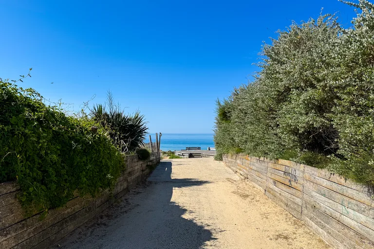 Path to Peu Ragot beach at La Couarde-sur-Mer