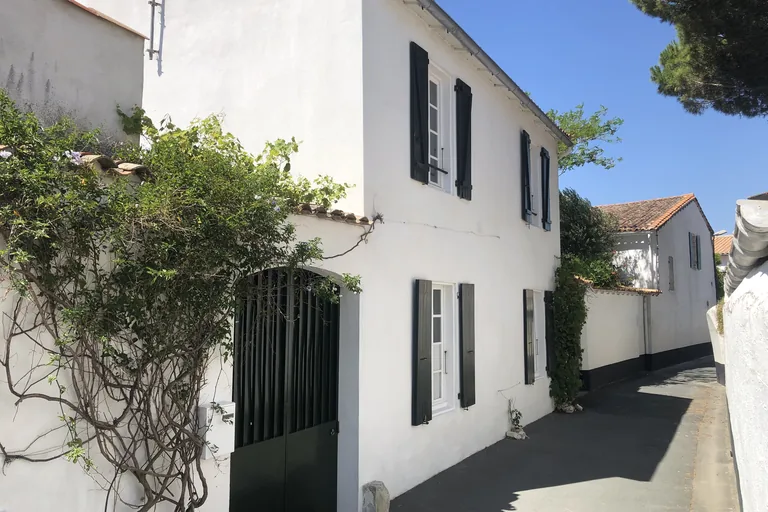 Lane and white house with grey shutters, La Couarde-sur-Mer