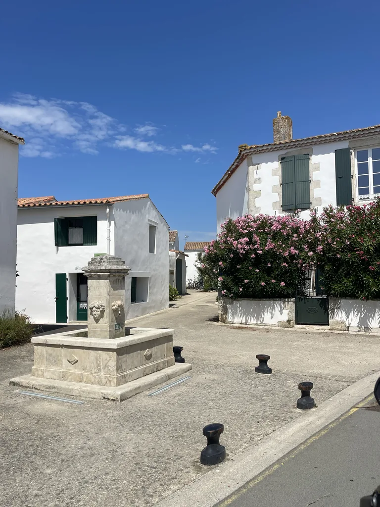 The fountain and white houses of Loix village