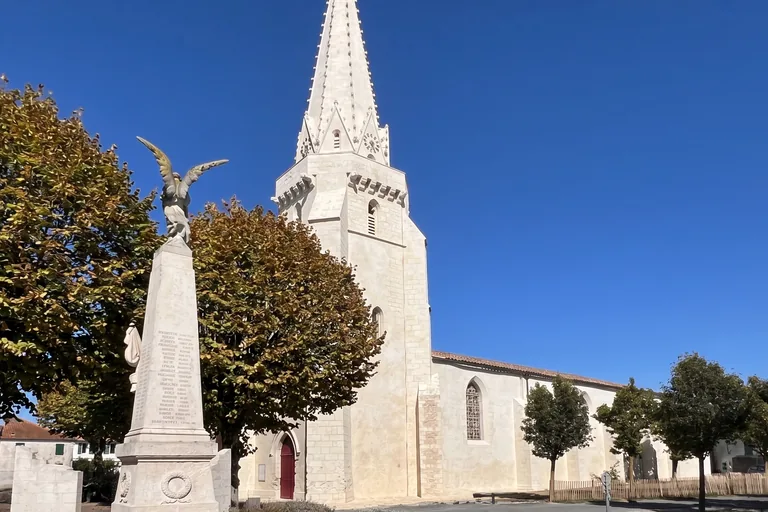 Sainte-Marie-de-Ré church and the war memorial