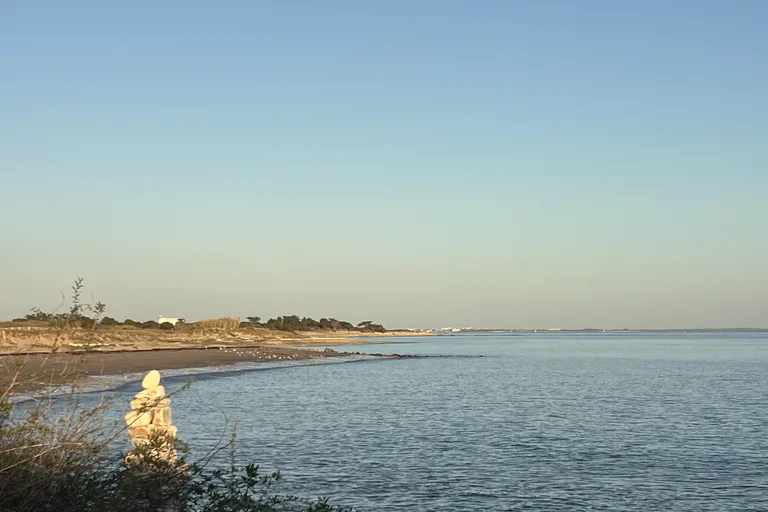 Sainte-Marie-de-Ré beach and its pebble cairn